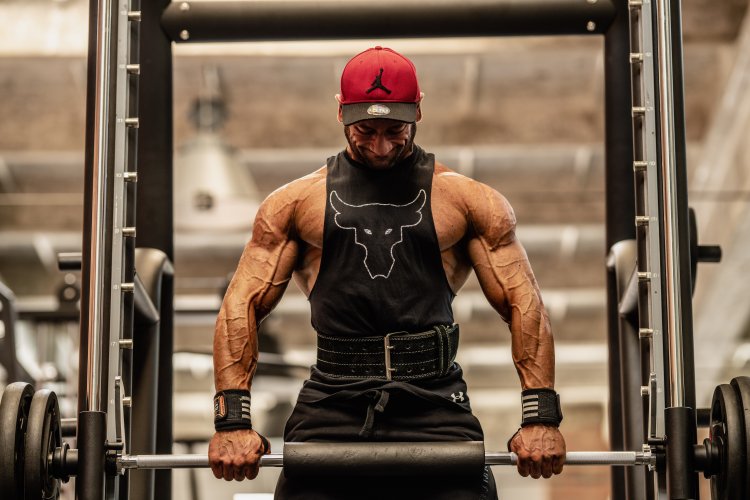 Man traint in smith-machine